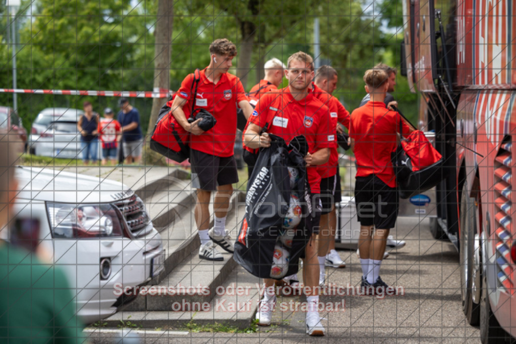20250706_140555_0148 | #,TSG Salach (blau) vs. 1.FC Heidenheim (rot), Fußball, Freundschaftsspiel - WfV, Saison 2025/2026, Rasensportplatz, Staufenecker Str. 41, 73084 Salach, 06.07.2025 - 15:30 Uhr,Foto: PhotoPeet-Sportfotografie/Peter Harich