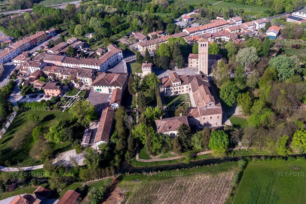 Aerial view: Church building of the Abbey of Santa Maria in Silvis in Sesto Al Reghena in Sesto al Reghena in the state Pordenone, Italy. – Photo: IMG_098866.jpg taken on 04/08/2017 by Werner Riehm/FLY-FOTO.com – Resolution of the original: 4594 x 3063 px