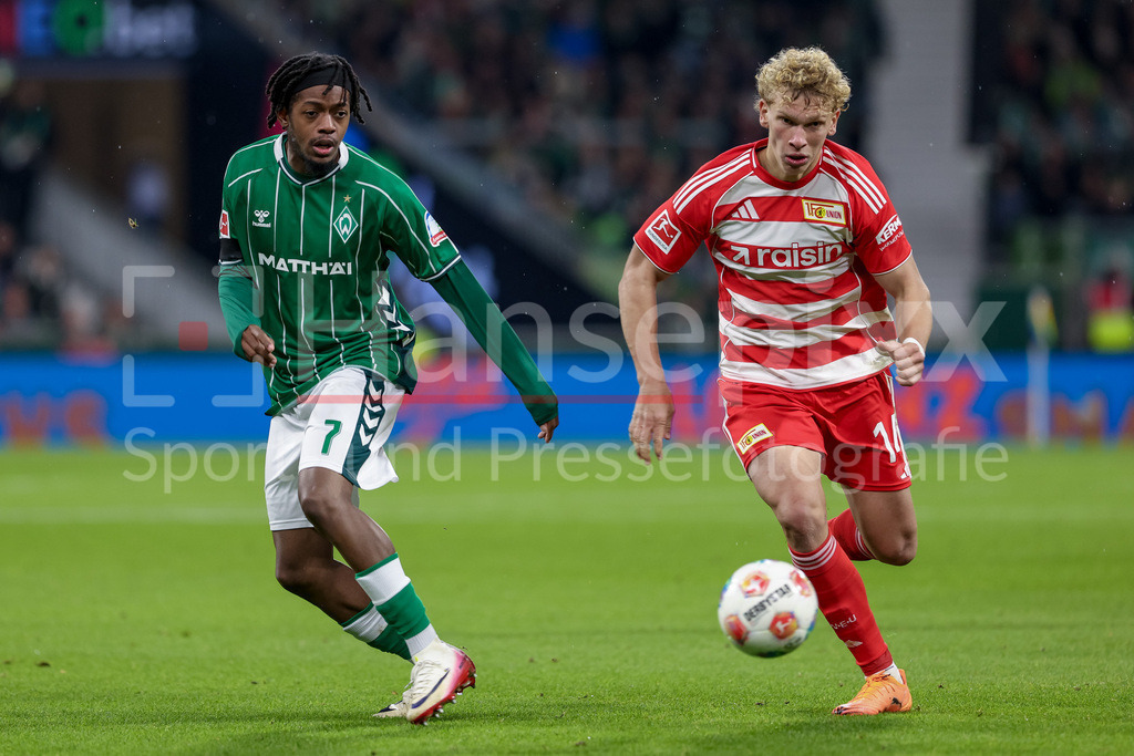 Fussball, Bundesliga, SV Werder Bremen - 1. FC Union Berlin | v.li.: Samuel Mbangula (SV Werder Bremen, 7) und Leopold Querfeld (1. FC Union Berlin, 14) im Zweikampf, Duell, Dynamik, Aktion, Action, Spielszene, DIE DFL-RICHTLINIEN UNTERSAGEN JEGLICHE NUTZUNG VON FOTOS ALS SEQUENZBILDER UND/ODER VIDEOÄHNLICHE FOTOSTRECKEN. DFL REGULATIONS PROHIBIT ANY USE OF PHOTOGRAPHS AS IMAGE SEQUENCES AND/OR QUASI-VIDEO.