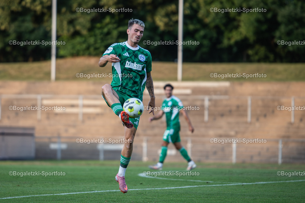 Ballannahme Dennis Borkowski | 20.08.2025, Fußball, SC Victoria Mennrath - MSV Duisburg, Niederrheinpokal, Saison 2025/26: Dennis Borkowski (MSV Duisburg #25) nimmt einen hohen Ball an - Realisiert mit Pictrs.com