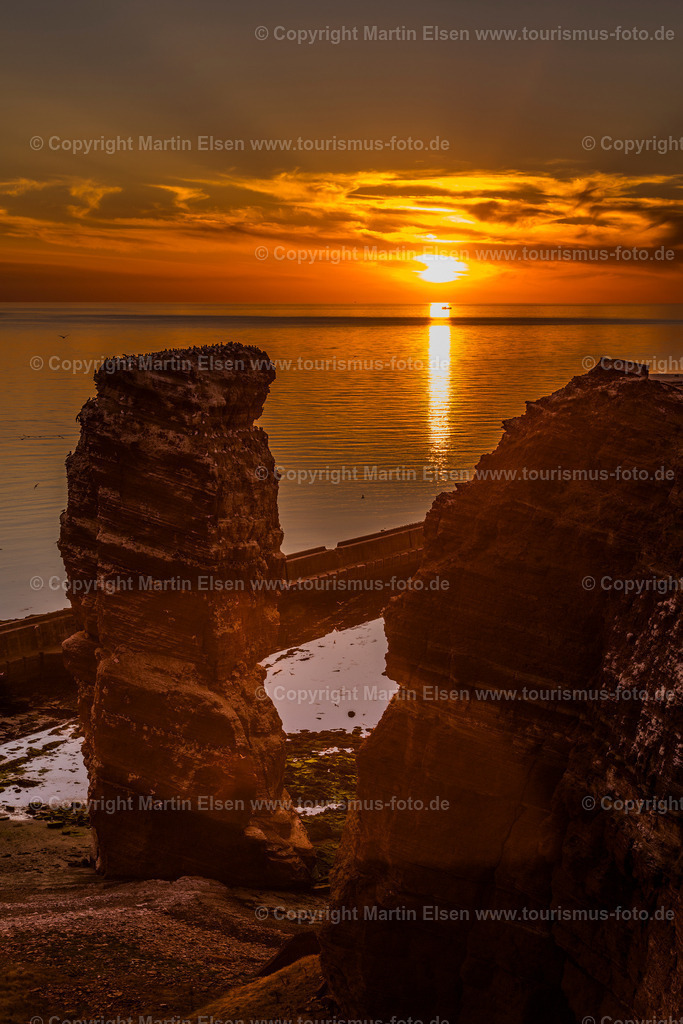 Helgoland Lange Anna_ELS_7547030818 | Helgoland - Aufnahmedatum: 01.08.2018, Aufnahmehöhe:  m, Koordinaten:  - , Bildgröße: 5504 x  8256 Pixel - Copyright 2018 by Martin Elsen, Kontakt: Tel.: +49 157 74581206, E-Mail: info@schoenes-foto.deSchlagwörter:Schleswig-Holstein,Landkreis Pinneberg,Düne,Hochseeinsel,Börteboote,Meer,Küste,Halunder,Oberland,Unterland,Strand,Seehunde,Robben,Lange Anna,Felsen,Roter Felsen,Luftbild,Luftbilder,Bastölpel - Realisiert mit Pictrs.com