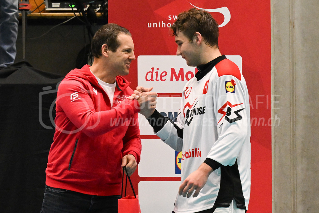 Switzerland B U19 vs Switzerland U19 - 4. February 2024 | Switzerland B U19 vs Switzerland U19
U19 Men International Matches in Switzerland
GoEasy Arena, Siggenthal Station
Matthias Hofbauer with best player Switzerland goalie #30 Ilja Brunner.
Credit: Markus Aeschimann | <a href="https://www.markus-aeschimann.ch">Sportfotografie Markus Aeschimann</a> | <a href="https://www.instagram.com/sportfotografie.aeschimann">@sportfotografie.aeschimann</a> - Realisiert mit Pictrs.com