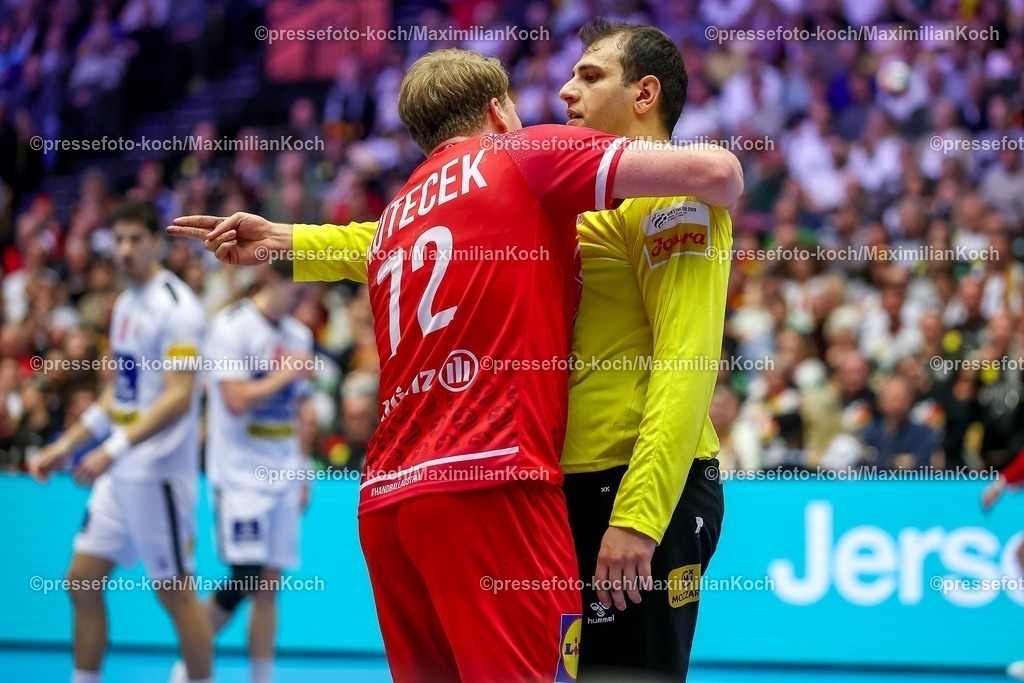 EHF19012601103 | 19.01.2026, Handball, Men's EHF EURO 2026, Österreich - Serbien, Jyske Bank Boxen in Herning, Dänemark, Preliminary Round:  Lukas Hutecek (Austria #72) neben  Dejan Milosavljev (Serbien #96) gestikulierend auf dem Spielfeld  