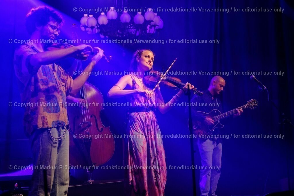 20230728-helen-maier-and-the-folks-022 | Helen Maier &amp; The Folks am Luzern Live Festival. Am Freitag 28. Juli 2023 im Hotel Schweizerhof in Luzern. Helen Maier — Violine / Alexander Graf — Violine, Bratsche / Andreas Gut — Akkordeon / Theo Känzig — Gitarre / Jonas Künzli — Kontrabass / Adrian Böckli — Schlagzeug, Percussion. Foto: Markus Frömml
