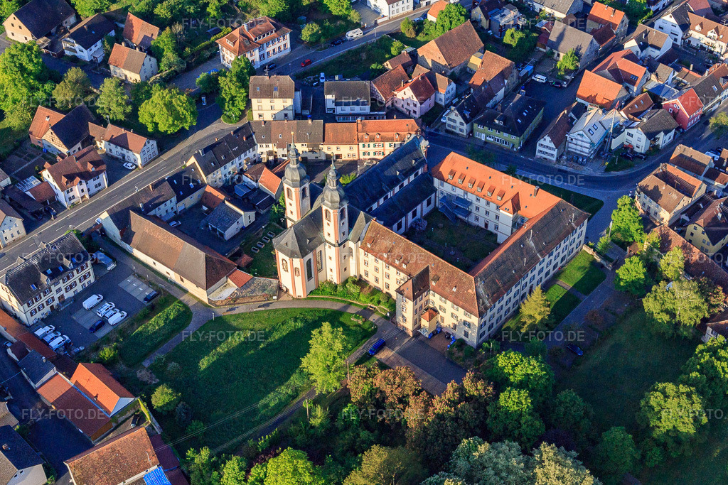 Luftbild: Ehemaliges Kloster Gerlachsheim mit Nardini-Schule und Bildungszentrum inab – Jugend, Bildung und Beruf. bei der Kirche Heilig Kreuz im Ortsteil Gerlachsheim in Lauda-Königshofen im Bundesland Baden-Württemberg in Deutschland.Foto: IMG_146296.jpg vom 10.05.2025 durch Werner Riehm/FLY-FOTO.deKinder- und Jugendheim St. Kilian | Nardini-Schuleninab Lauda-Königshofen / Kloster GerlachsheimPfarrkirche Hl. Kreuz