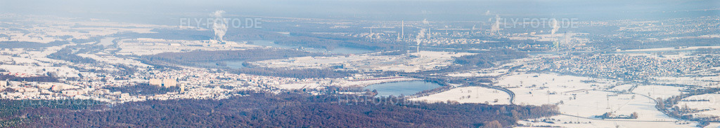Luftbild: Panorama der winterlich schneebedeckten Stadt von Südwesten im Ortsteil Maximiliansau in Wörth im Bundesland Rheinland-Pfalz in Deutschland. Foto: IMG_36533-Bearbeitet.jpg vom 05.01.2011 durch Werner Riehm/FLY-FOTO.deAuflösung des Originals: 9896 x 1768 px