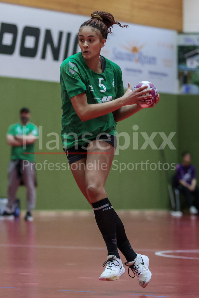 Handball, 2. Bundesliga Frauen, SV Werder Bremen - HSV Solingen-Gräfrath 76 | v.li.: Naomi Conze (SV Werder Bremen, 5) am Ball, Spielszene, Aktion, Action