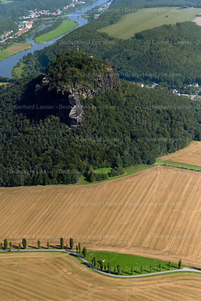 4060704 | PORSCHDORF 07.09.2021 Blick auf den Lilienstein und das Elbtal der Sächsischen Schweiz bei Prossen im Bundesland Sachsen. Die Landschaft am Ufer der Elbe ist Bestandteil des Nationalparkes der Sächsischen Schweiz. // View of the Lilienstein and the Elbe Valley in Saxon Switzerland near Prossen in the state of Saxony. The landscape on the banks of the Elbe is part of the Saxon Switzerland National Park. Foto: Gerhard Launer