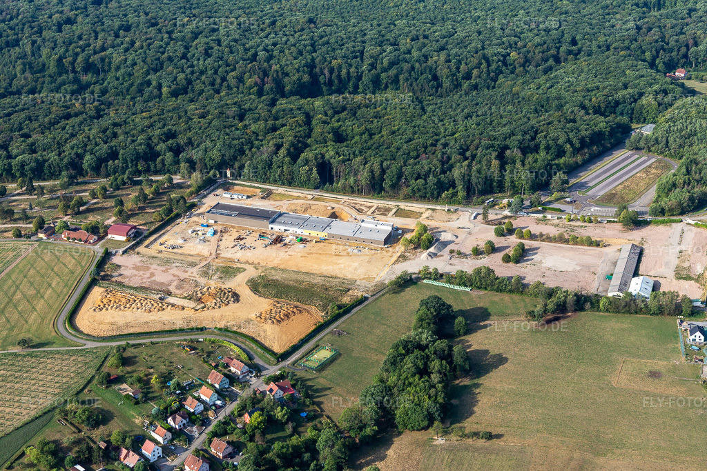 Luftbild: Gewerbegebiet auf dem ehemaligen Kasernengelände in Drachenbronn-Birlenbach im Bundesland Bas-Rhin in Frankreich. Foto: IMG_134273.jpg vom 29.08.2022 durch Werner Riehm/FLY-FOTO.de