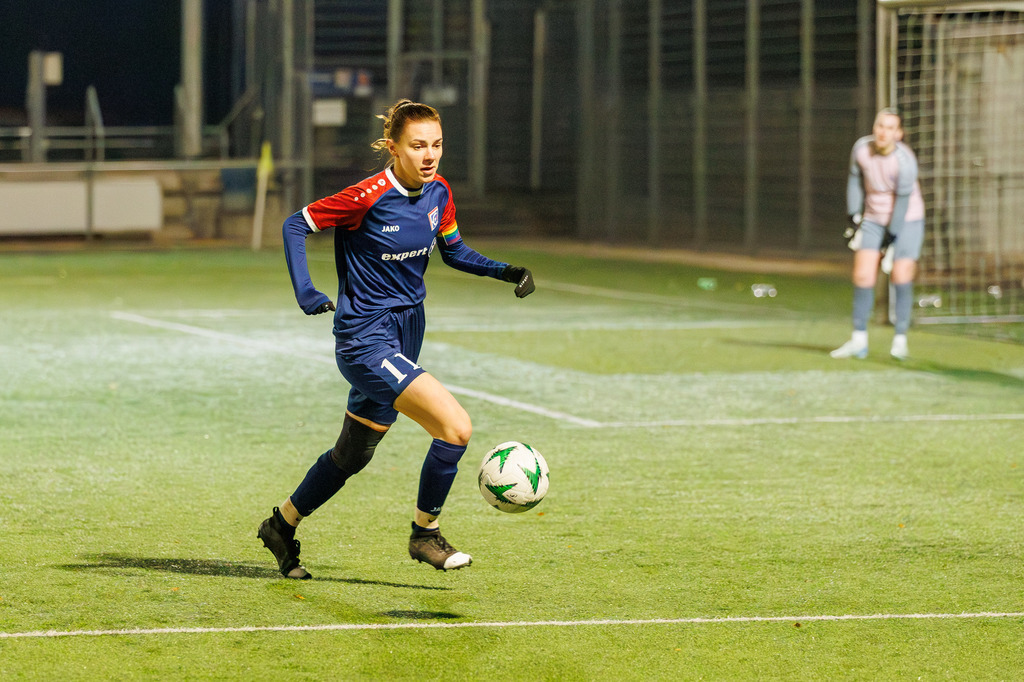 FCHFCE_251121_1969 | 1.FC Heidenheim 1846 II vs. FC Ellwangen II, Fußball, Frauen, Bezirksliga, 2025/2026, 10. Spieltag, 22.11.2025 in Heidenheim, Kunstrasen b. Voith-Arena West, Flutlichtspiel(Foto: Michael Bulling) - Realisiert mit Pictrs.com