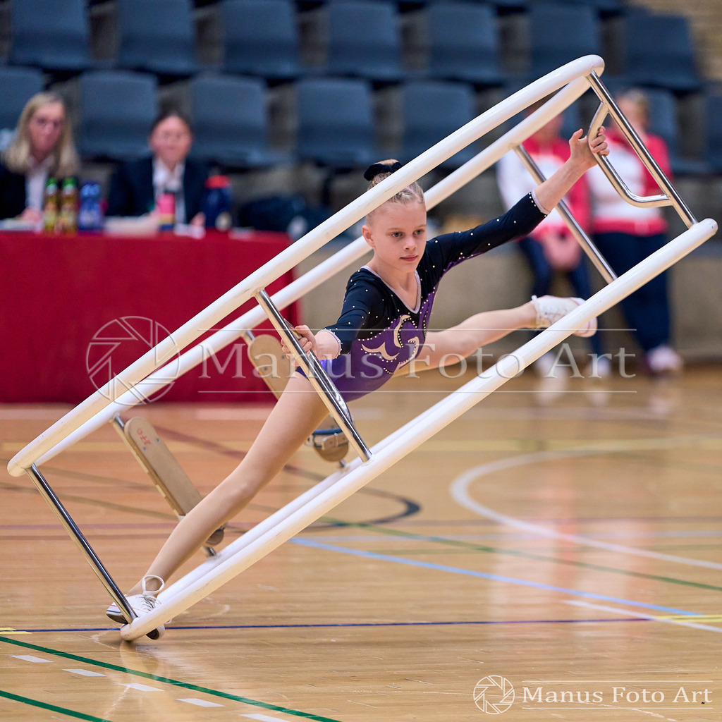 2024-11-09-2-D-DSC02154 | Professionelle Sportfotografie in Hamburg, Schleswig-Holstein und Niedersachsen – spezialisiert auf Rhönrad, Geräteturnen, Leistungsturnen und rhythmische Sportgymnastik. Bundesweite Begleitung von Rhönrad-Events. Jetzt Sport-Fotos - Realisiert mit Pictrs.com