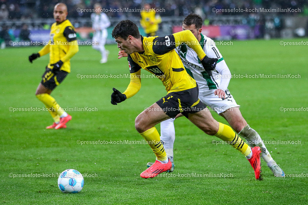 BMG07122401057 | 07.12.2024, Fußball, Borussia Mönchengladbach - Borussia Dortmund, 1. Fußball Bundesliga, Borussia-Park, Saison 2024 2025: Strafraumaktion vor dem Tor der Burussia Mönchengladbach - Giovanni Reyna (BVB #7) im Zweikampf gegen Joe Scally (Mönchengl. #29)DFB regulations prohibit any use of photographs as image sequences and or quasi-video.