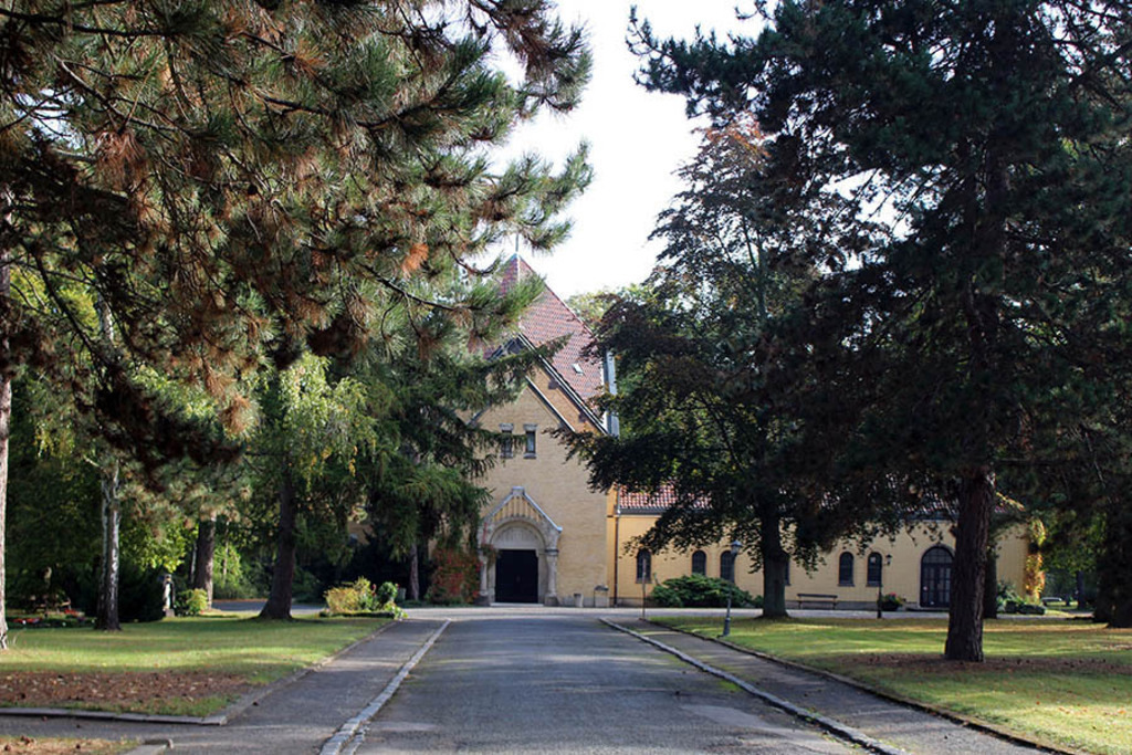 Ostfriedhof - Friedhofskapelle | Entdecke über 20 Kategorien Leipzig-Motive: Foto-Downloads, hochwertige Poster, Leinwand- & Fine-Art-Prints. Jetzt Lieblingsfoto im Bildlexikon Leipzig Shop bestellen!