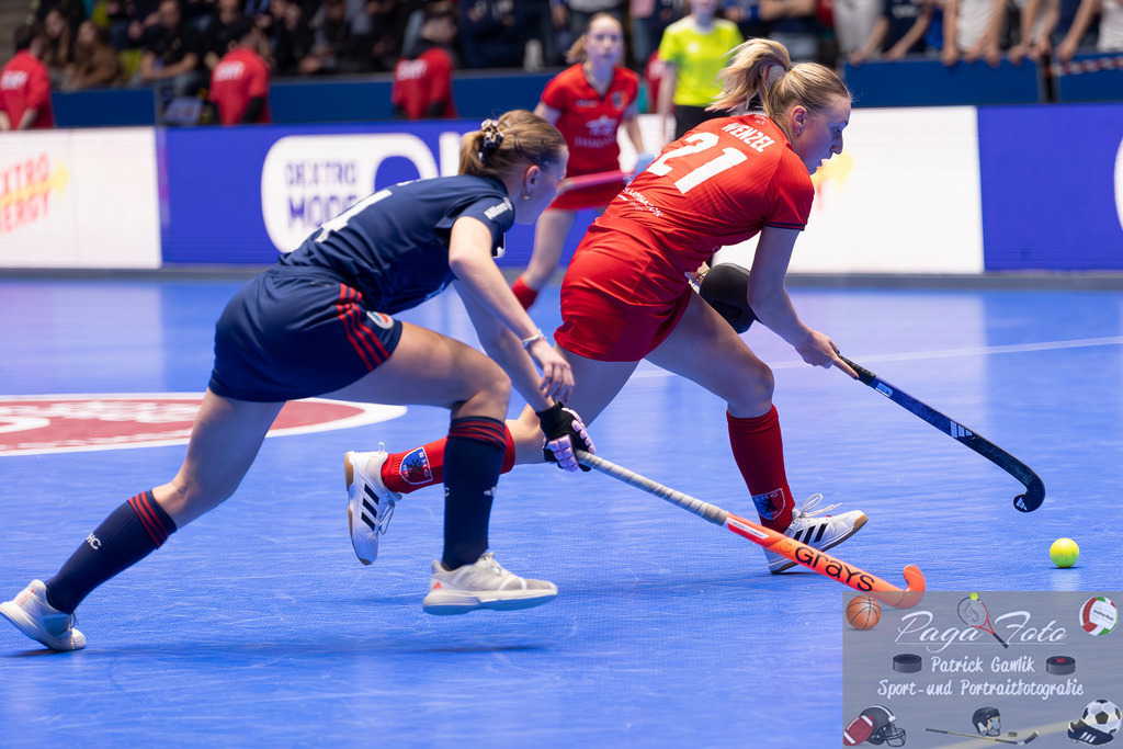 Volvo E.R.B. Final 4 Finale Frauen: Berliner HC - Mannheimer HC, 26.01.2025 | Benedetta Marie Wenzel (Berliner HC #21) &amp; Linda Bens (Mannheimer HC #24) im Kampf um den ball, Berliner HC - Mannheimer HC, Frankfurt, Süwag Arena, 26.1.2025 - Realisiert mit Pictrs.com