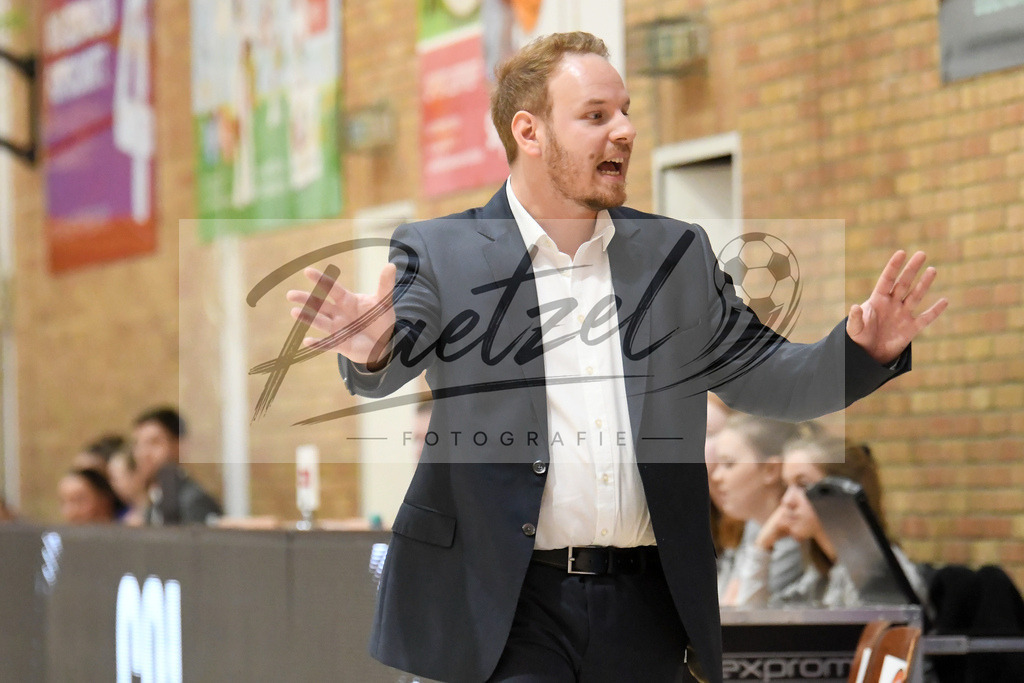 20200126_PANHAL_0039 | Basketball, Frauen: Trainer Mario Zurkowski (GiroLive-Panthers Osnabrück) gestikuliert beim Spiel der Toyota DBBL zwischen GiroLive-Panthers Osnabrück vs. GISA LIONS SV Halle am 26.01.2020 im Panthers Dome in Osnabrück, Deutschland.(Foto von Nico Paetzel) - Realisiert mit Pictrs.com
