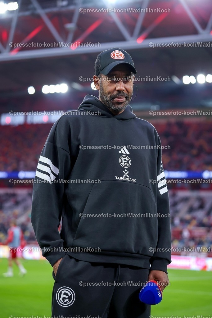 F9503102501030 | 03.10.2025, Fußball, Fortuna Düsseldorf - 1.FC Nürnberg, 2. Fußball Bundesliga, Merkur Spiel-Arena, Saison 2025 2026: Cheftrainer Daniel Thioune (Fortuna Düsseldorf #hc)  DFB regulations prohibit any use of photographs as image sequences and or quasi-video.