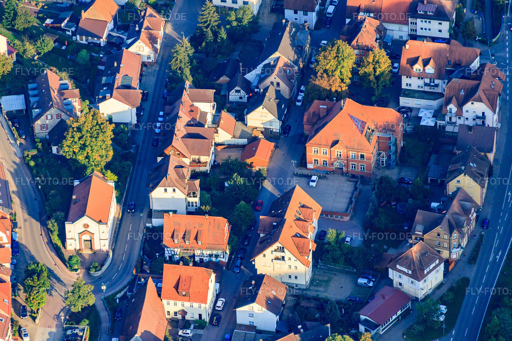 Luftbild: Lutherstraße mit Siloah Kirche und Rathaus Ispringen in Ispringen im Bundesland Baden-Württemberg in Deutschland. Foto: IMG_59857.jpg vom 24.09.2013 durch Werner Riehm/FLY-FOTO.deISPRINGEN.DE
