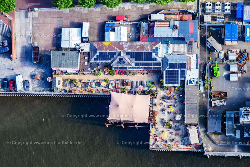 Hamburg_Strandpauli_Beaschclub_Senkrechtaufnahme_ELS_1428240525 | HAMBURG 24.05.2025 Senkrecht- Luftbild aus der Satelliten- Perspektive vom Tische und Sitzbänke der Freiluft- Gaststätten " Strand Pauli " im Ortsteil St. Pauli in Hamburg, Deutschland. // Vertical aerial view from the satellite perspective of the tables and benches of open-air restaurants " Strand Pauli " in the district St. Pauli in Hamburg, Germany. Foto: Martin Elsen