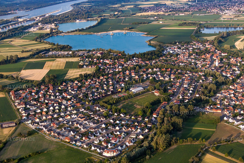 Luftbild: See- Uferbereichen des Kiesweiers in Offendorf im Bundesland Bas-Rhin in Frankreich. Foto: IMG_68029.jpg vom 19.06.2014 durch Werner Riehm/FLY-FOTO.de