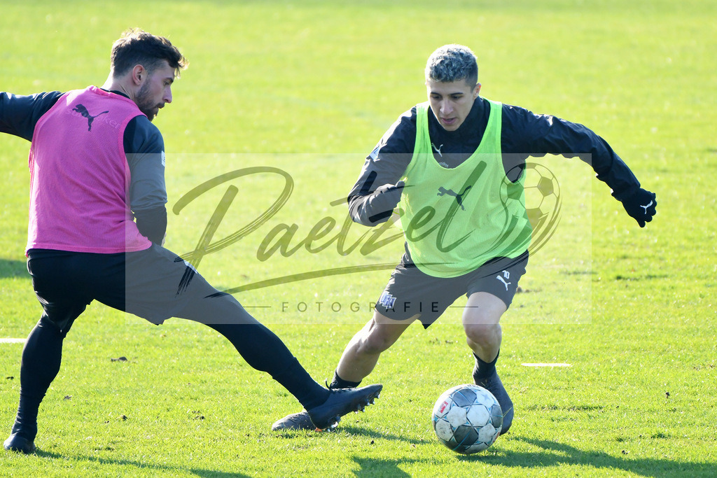 20200207_TRAOSN_0016 | Fußball, Herren: Manuel Farrona Pulido (VfL Osnabrueck) und Anas Ouahim (VfL Osnabrueck) im Zweikampf waehrend der Trainingseinheit des VfL Osnabrueck im Sportpark Illoshoehe am 07.02.2020 in Osnabrueck, Deutschland. - Realisiert mit Pictrs.com