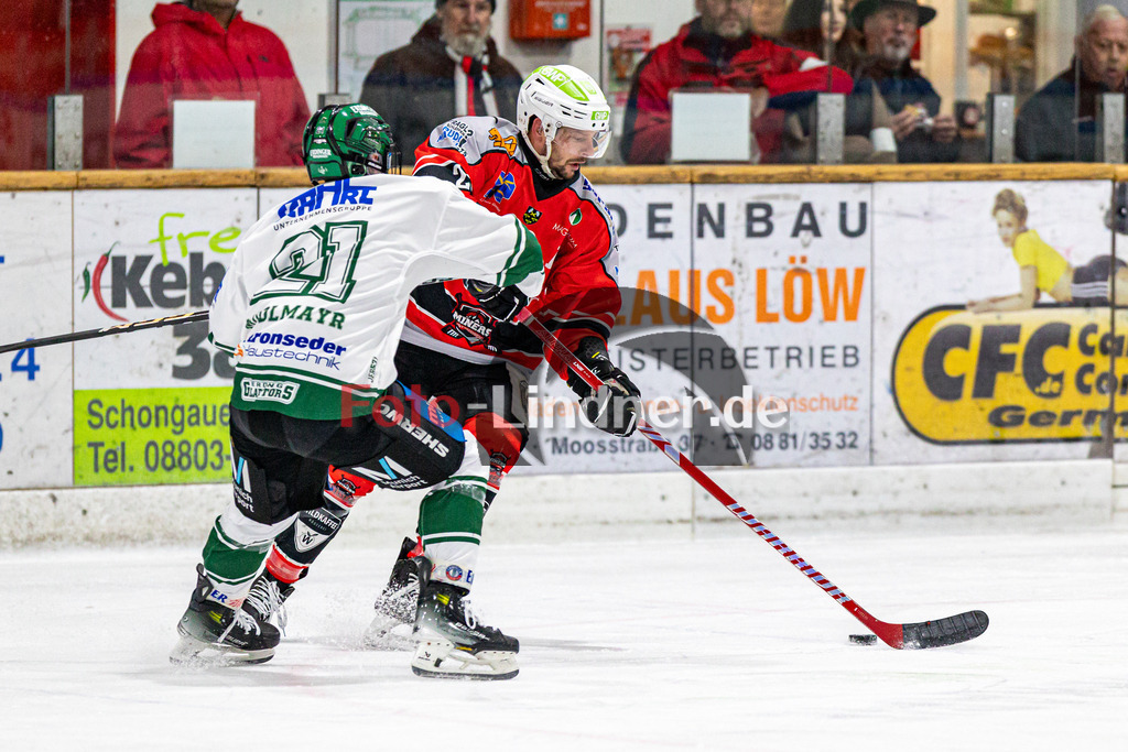 TSV Peißenberg Miners vs TSV Erding Gladiators | Eishockey Bayernliga 2023/2024, TSV Peißenberg Miners vs TSV Erding Gladiators, 20240107,
Kampf um den Puck Dejan VOGL (Miners 23) und Erik MODLMAYR (Gladiators 21),
2024-01-07 in Peißenberg (Eisstadion)
23 Dejan VOGL (Miners 23), 21 Erik MODLMAYR (Gladiators 21)
Copyright: WolfgangxLindner foto-lindner.de