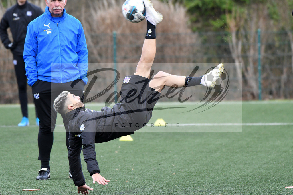 20200131_TRAOSN_0025 | Fußball, Herren: Anas Ouahim (VfL Osnabrueck) in Aktion, am Ball, Einzelaktion waehrend der Trainingseinheit des VfL Osnabrueck im Sportpark Illoshoehe am 31.01.2020 in Osnabrueck, Deutschland. - Realisiert mit Pictrs.com