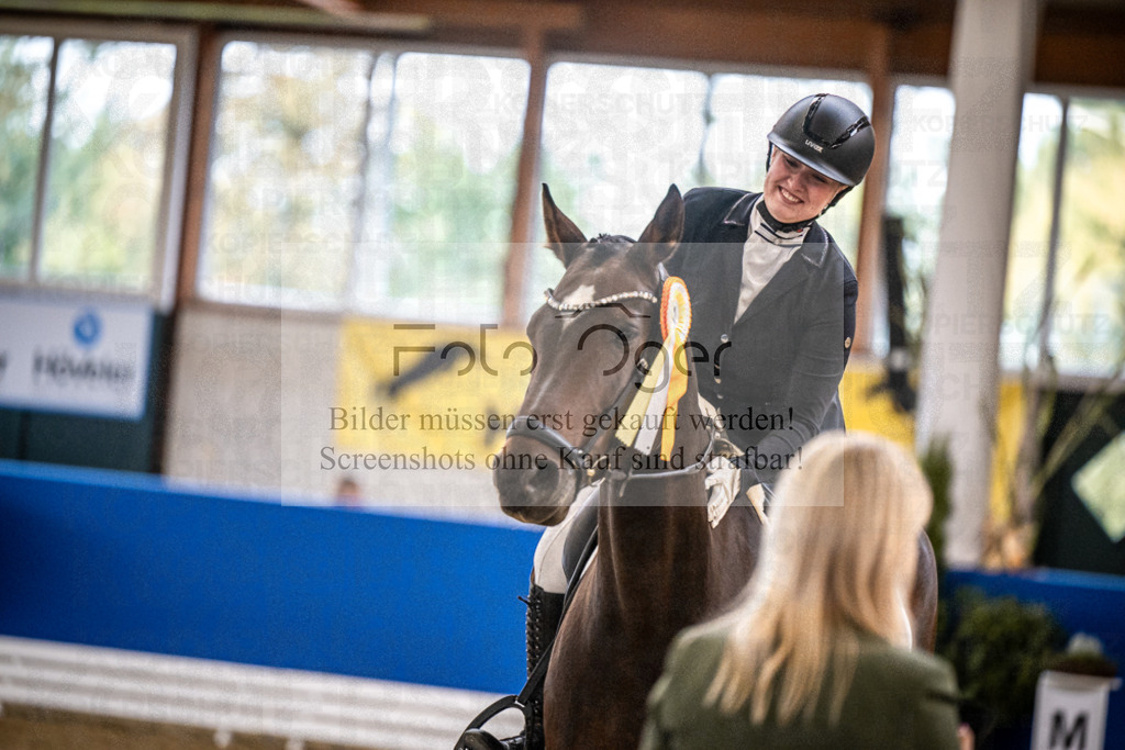 DOS_0015 | Entdecke hochwertige Reitturnierfotos von Foto Oger. Professionell, emotional und authentisch – jetzt Lieblingsmomente im Shop bestellen.Deutschlandweite Turnierfotografie. - Realisiert mit Pictrs.com