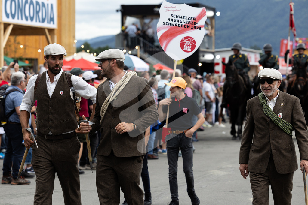 ESAF2025_Freitag_4115 | Die Schwinger des Schwyzer Kantonalen Schwingerverbandes: Fotos, die Dynamik und Leidenschaft festhalten, sowie emotionale Momente aus dem traditionellen Schwingsport zeigen. - Realisiert mit Pictrs.com