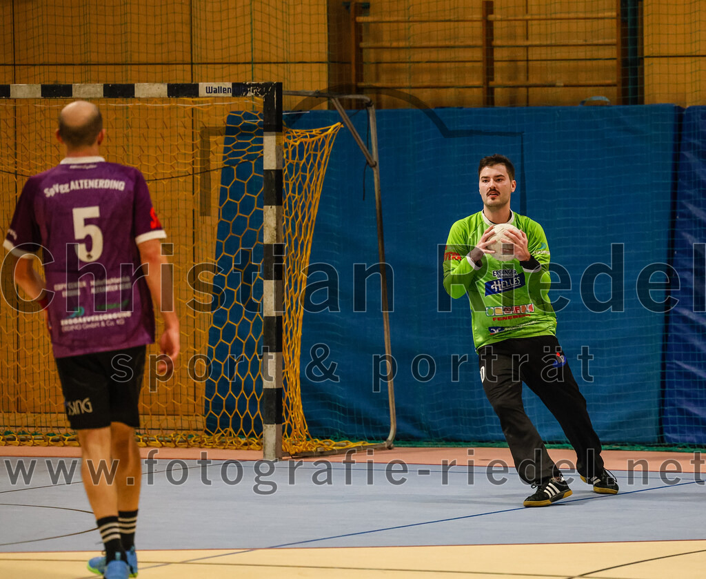 2024-10-20_011_SpVgg_Altenerding_II_gegen_TSV_Taufkirchen-Vils | Erding, Deutschland, 20.10.2024:Handball, Bezirksliga Männer Ost 2024 / 2025, 3. Spieltag, SpVgg Altenerding II gegen TSV Taufkirchen/Vils, Endergebnis: 15:20Daniel Sagert (SpVgg Altenerding, #5), Torwart Otto Donaubauer (SpVgg Altenerding, #1)Foto: Christian Riedel / fotografie-riedel.net