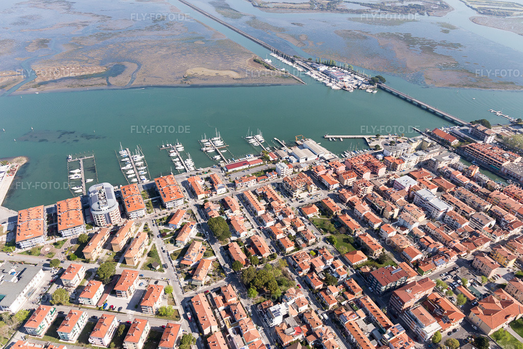 Luftbild: Ortsansicht in Grado im Bundesland Gorizia in Italien. Foto: IMG_098076.jpg vom 03.04.2017 durch Werner Riehm/FLY-FOTO.de