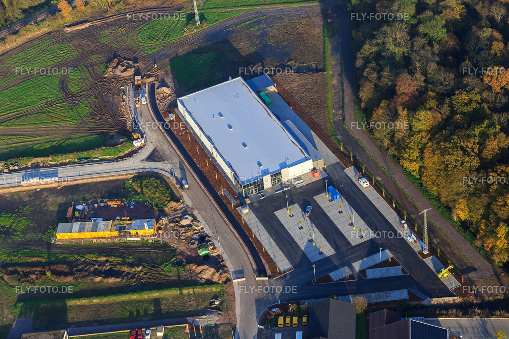 ALDI und EDEKA in der Lauterburger Straße | Luftbild: ALDI und EDEKA in der Lauterburger Straße in Kandel im Bundesland Rheinland-Pfalz in Deutschland. Foto: IMG_075759.jpg vom 01.11.2014 durch Werner Riehm/FLY-FOTO.de - Realisiert mit Pictrs.com