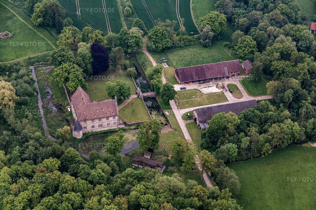 Luftbild: Wasserschloss Thienhausen im Ortsteil Rolfzen in Steinheim im Bundesland Nordrhein-Westfalen in Deutschland. Foto: IMG_079371.jpg vom 23.05.2015 durch Werner Riehm/FLY-FOTO.deWasserschloss Thienhausen