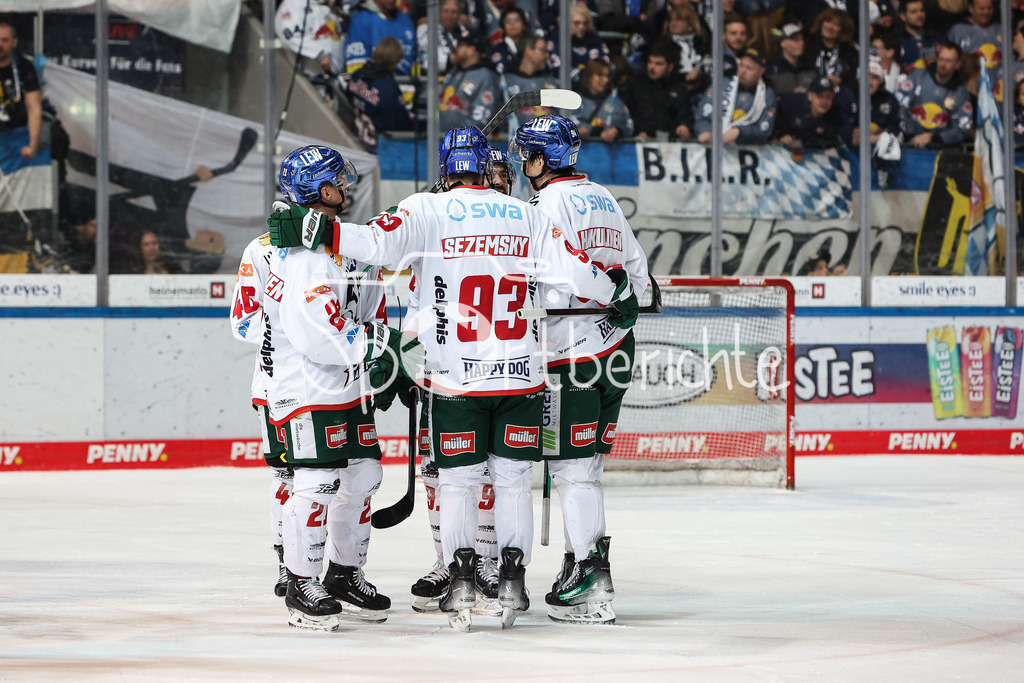 EHC München - Augsburger Panther | Freude bei Jere KARIJALAINEN (AEV #21) nach seinem Tor zum 2-4 im Powerplay / Jubel / Torschuezte /