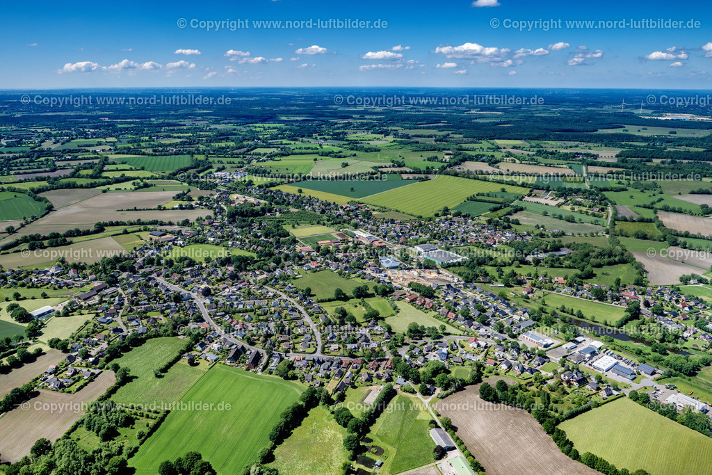 Alveslohe_ELS_7497030622 | ALVESLOHE 03.06.2022 Ortsansicht am Rande von landwirtschaftlichen Feldern und Nutzflächen in Alveslohe im Bundesland Schleswig-Holstein, Deutschland. // Village view on the edge of agricultural fields and land in Alveslohe in the state Schleswig-Holstein, Germany. Foto: Martin Elsen