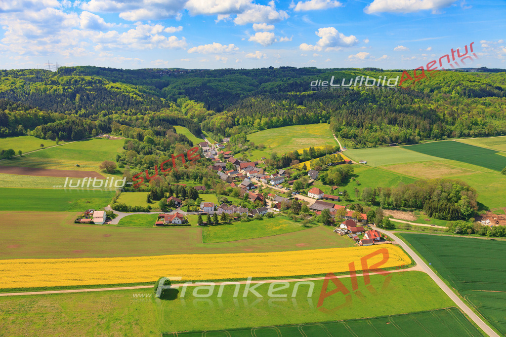 Luftbild von Moenchkroettendorf Lichtenfels - Luftaufnahme wurde 2017 von https://frankenair.de mittels Flugzeug (keine Drohne) erstellt - die Geschenkidee