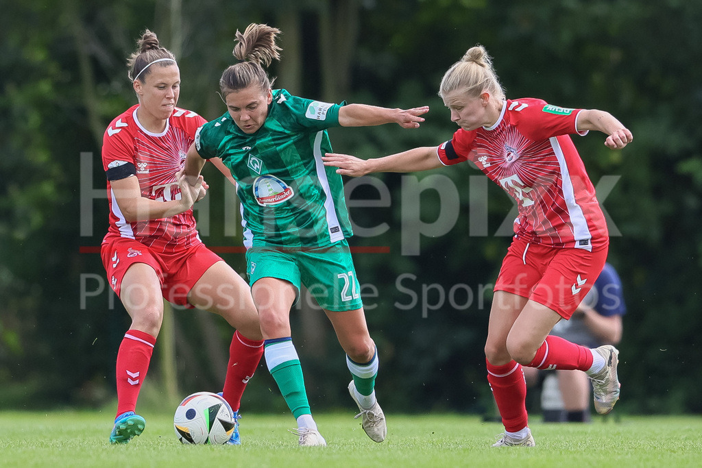 Fussball, Testspiel Frauen, SV Werder Bremen - 1. FC Köln | v.li.: Nicole Billa (1. FC Köln, 17), Rieke Dieckmann (SV Werder Bremen, 22) und Anna-Lena Stolze (1. FC Köln, 7) im Zweikampf, Duell, Dynamik, Aktion, Action, Spielszene
