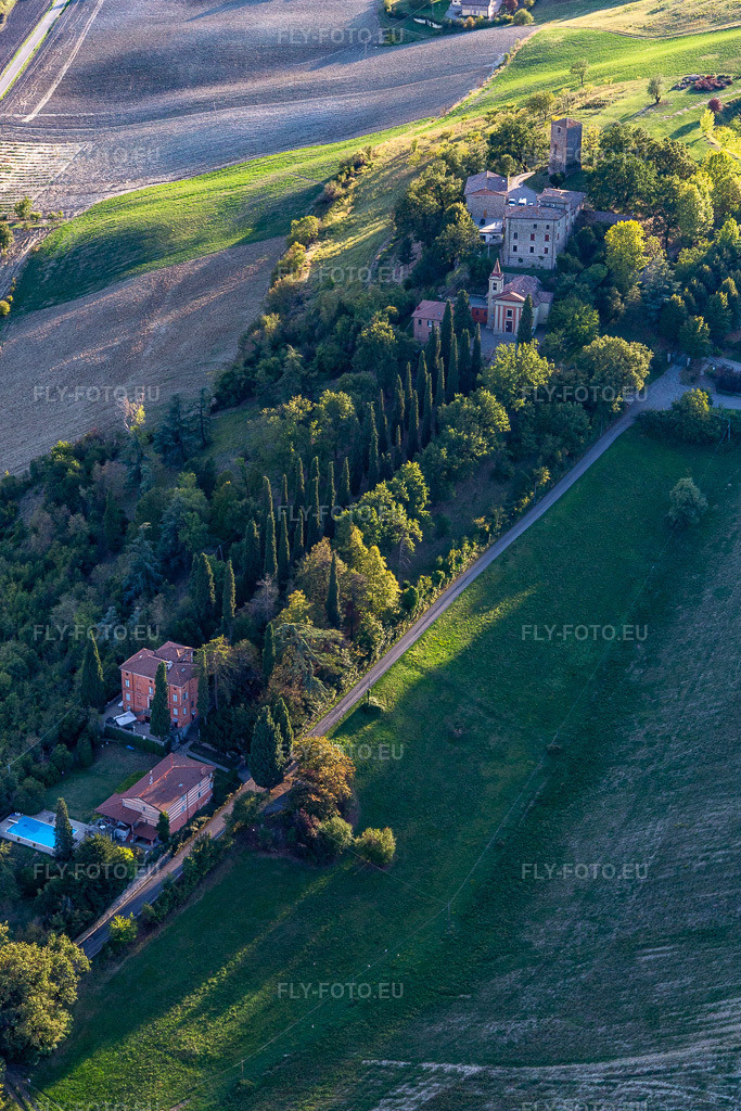 Vue aérienne: Château Nirano, Villa Nirano à le quartier Nirano in Fiorano dans le département Modena, Italie – .Photo: IMG_134638.jpg prise le 19/09/2022 par Werner Riehm/FLY-FOTO.eu – Résolution de l'original: 3358 x 5038 px – Il Castello di Nirano - Antico gioiello delle colline modenesi