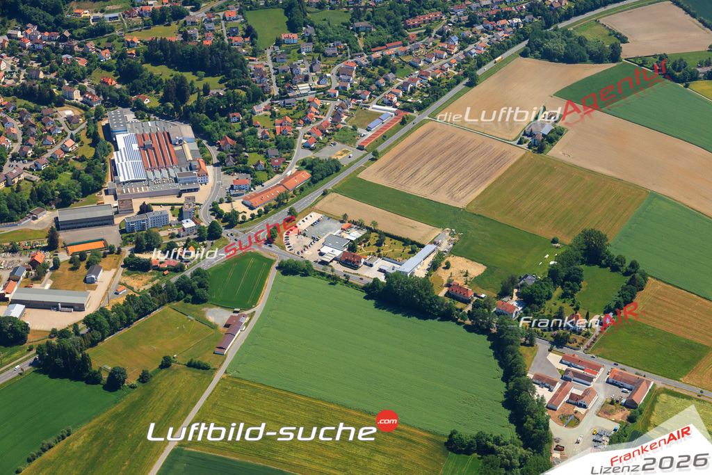Die Luftaufnahme der Stadt Neuenmarkt wurde vom UL-Flugzeug heraus erstellt ( keine Drohne )- hohe Auflösung für beste Qualität