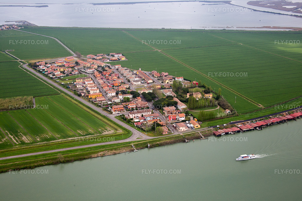 Aerial view: View of the town in Pila in the state Veneto, Italy. – Photo: IMG_087678.jpg taken on 04/09/2016 by Werner Riehm/FLY-FOTO.com – Resolution of the original: 5472 x 3648 px