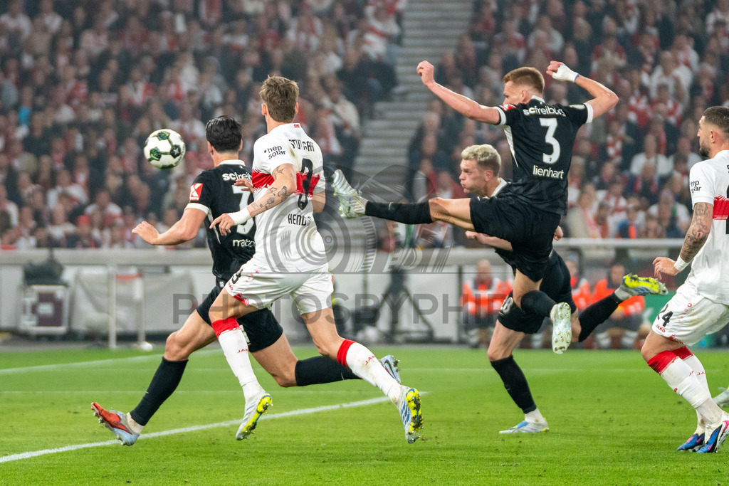 VfB Stuttgart vs. SC Freiburg, Fussball, DFB-Pokal, Halbfinale, 23.04.2026 | Torchance durch Matthias Ginter (SC Freiburg, #28), mit im Bild Philipp Lienhart (SC Freiburg, #03),VfB Stuttgart vs. SC Freiburg, Fussball, DFB-Pokal, Halbfinale, 23.04.2026DFB regulations prohibit any use of photographs as image sequences and/or quasi-video