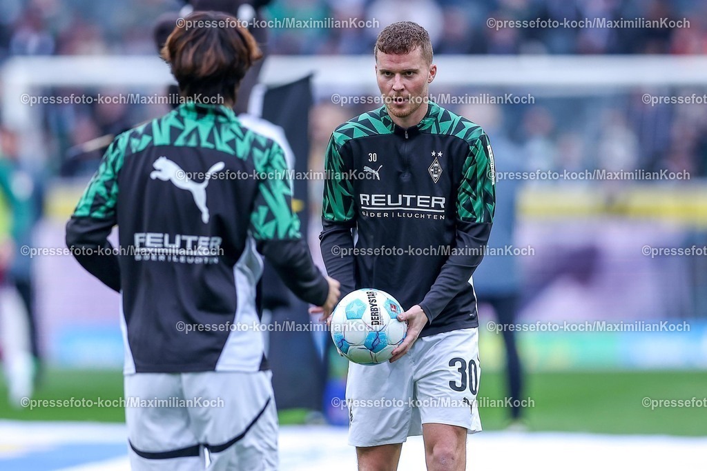 BMG21022502110 | 22.02.2025, Fußball, Borussia Mönchengladbach - FC Augsburg, 1. Fußball Bundesliga, Borussia-Park, Saison 2024 2025: Ko Itakura (Mönchengl. #3) Nico Elvedi (Mönchengl. #30) DFB regulations prohibit any use of photographs as image sequences and or quasi-video.