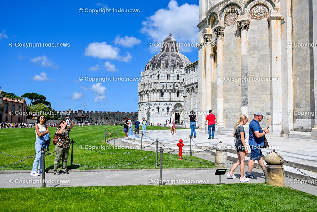 Italien_ Toscana_ Pisa_ 28.05.2024-29 | 28.05.2024, Italien, ITA, Toskana, Pisa im Bild Stadtansichten, Gebäude, Architektur, Touristen, Historisch, Souvenier, Turm, Dom, Piazza, schief


Pisa ist eine Stadt in Italien, gelegen in der Toskana am Arno. Wahrzeichen ist der als Schiefer Turm von Pisa bekannte Campanile des Doms auf der Piazza dei Miracoli im Norden des Stadtzentrums. 
Quelle: Wikipedia
