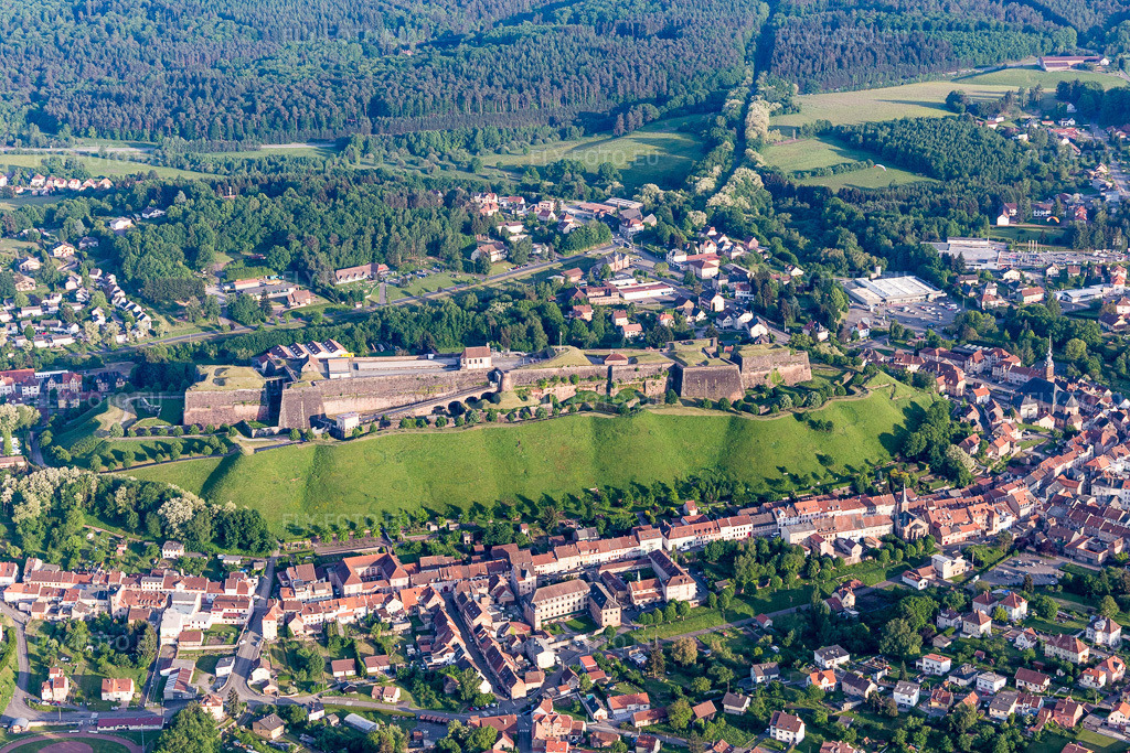 Vue aérienne: Fragments de la citadelle - complexe fortifié de la citadelle de Bitche à Bitche dans le département Moselle, France. Photo: IMG_107231.jpg prise le 18/05/2018 par Werner Riehm/FLY-FOTO.euRésolution de l'original: 5472 x 3648 px