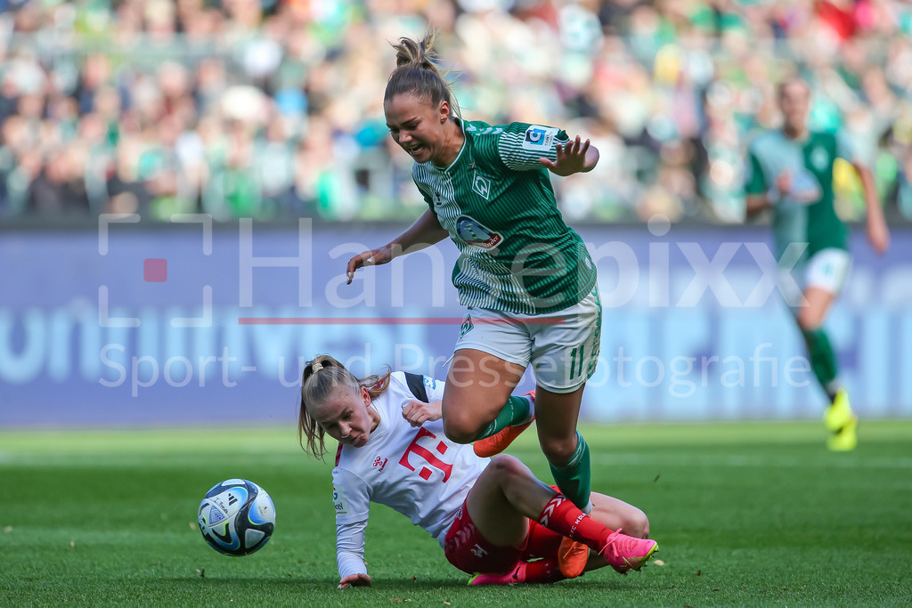 Fussball, Google Pixel Frauen-Bundesliga, SV Werder Bremen - 1. FC Köln | v.li.: Laura Donhauser (1. FC Köln, 25) und Maja Sternad (SV Werder Bremen, 11) im Zweikampf, Duell, Dynamik, Aktion, Action, Spielszene, DIE DFB-RICHTLINIEN UNTERSAGEN JEGLICHE NUTZUNG VON FOTOS ALS SEQUENZBILDER UND/ODER VIDEOÄHNLICHE FOTOSTRECKEN. DFB REGULATIONS PROHIBIT ANY USE OF PHOTOGRAPHS AS IMAGE SEQUENCES AND/OR QUASI-VIDEO.