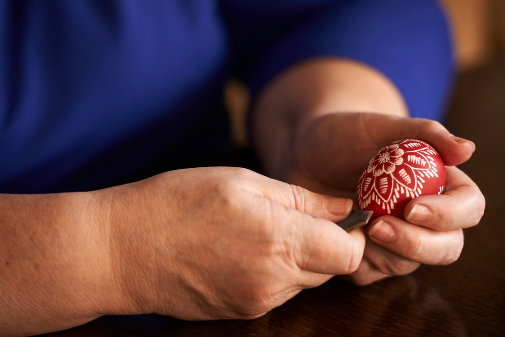 Stinatzer Ostereier kratzen | Stinatz, Austria - January 22, 2016: Von Frau Wilma Zieserl gekratzte Stinatzer Ostereier. - Realisiert mit Pictrs.com