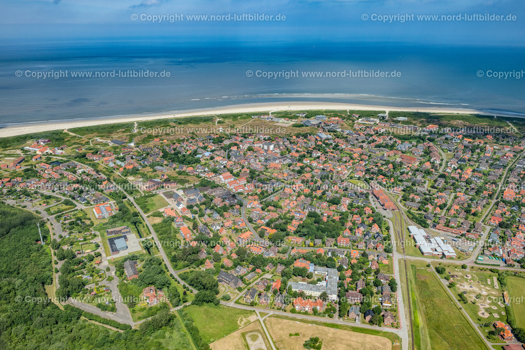 Langeoog_ELS_6257250622 | LANGEOOG 25.06.2022 Inselbereich Langeoog mit dem Ortskern in Langeoog im Bundesland Niedersachsen, Deutschland. // Island area Langeoog with the village center in Langeoog in the state Lower Saxony, Germany. Foto: Martin Elsen