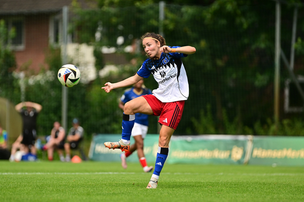 Fußball I Frauen I Saison 2025-2026 I Testspiel I Hamburger SV - Holstein Kiel | Nahaufnahme, Einzelfoto, Freisteller, Portrait, Porträt, Einzelbild, Einzelfoto, Körper: Melanie Brunnthaler (11, Hamburger SV) - Realisiert mit Pictrs.com