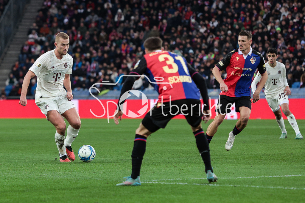 FC Basel - FC Bayern München | Matthijs de LIGT (FCB #4) fuehrt den Ball