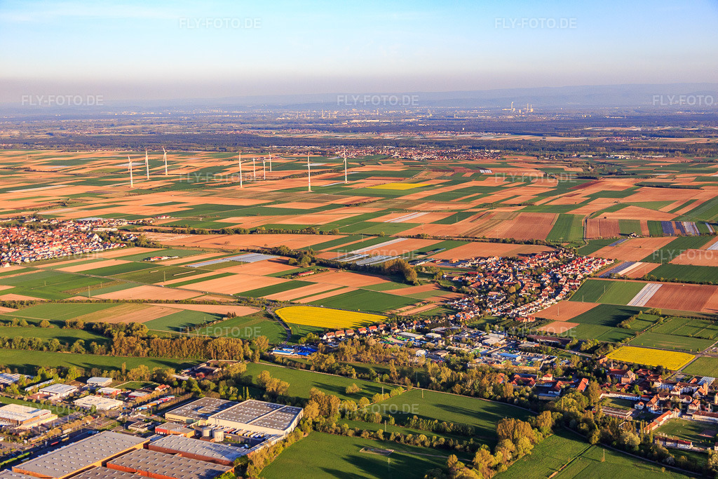Luftbild: Ortsansicht aus Nordwesten im Ortsteil Mörlheim in Landau im Bundesland Rheinland-Pfalz in Deutschland. Foto: IMG_077464.jpg vom 21.04.2015 durch Werner Riehm/FLY-FOTO.de