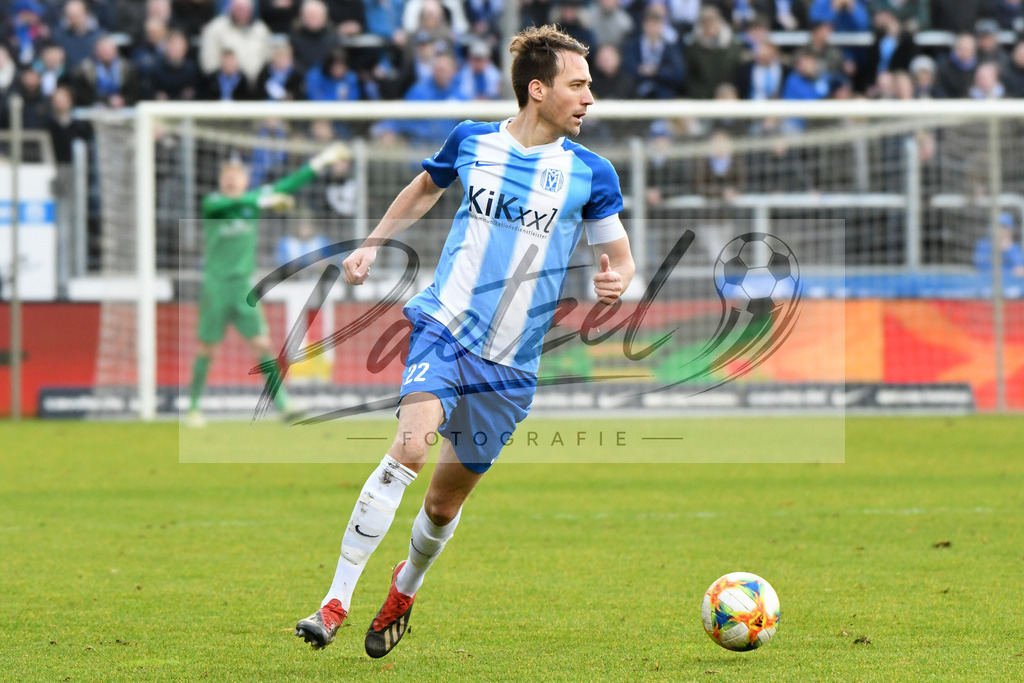 20200201_MEPCHE_0045 | Fußball, Herren: Steffen Puttkammer (SV Meppen) in Aktion, am Ball, Einzelaktion waehrend des Spiels der 3. Liga zwischen SV Meppen und Chemnitzer FC in der Haensch-Arena am 01.02.2020 in Meppen, Deutschland. DFB / DFL REGULATIONS PROHIBIT ANY USE OF PHOTOGRAPHS AS IMAGE SEQUENCES AND/OR QUASI-VIDEO. - Realisiert mit Pictrs.com
